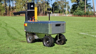 Créée en 2020 par 4 ingénieurs, l’entreprise E-nano a développé une solution automatisée de récolte de données sur les gazons sportifs. Leur robot et leur plateforme, SPROUT et OSCAR, fonctionnent déjà.