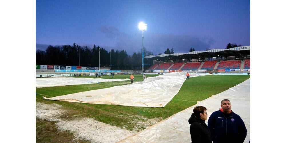 Le match qui devait opposer le Stade Aurillacois au FC Grenoble pour le compte de la 18e journée de Pro D2 vendredi a dû être reporté en raison d’une pelouse gelée jugée dangereuse pour les joueurs.