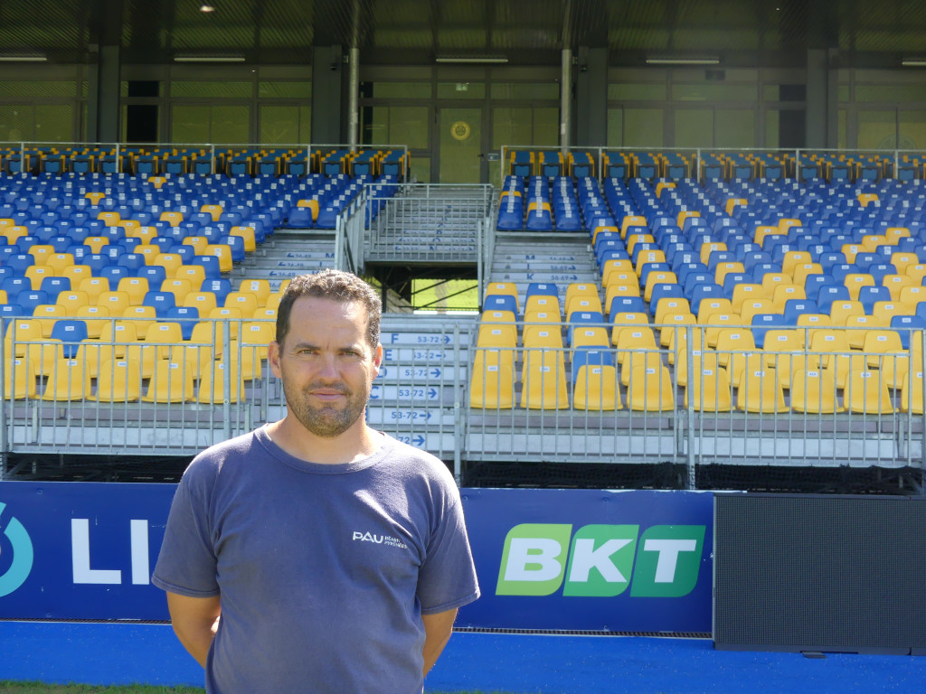 Depuis 2018, le Pau FC, pensionnaire de Ligue 2, évolue au Nouste Camp. Durant l’été 2022, une pelouse hybride semblable à celle du Hameau a été posée. Si elle a connu des débuts difficiles, la pelouse donne désormais entière satisfaction.