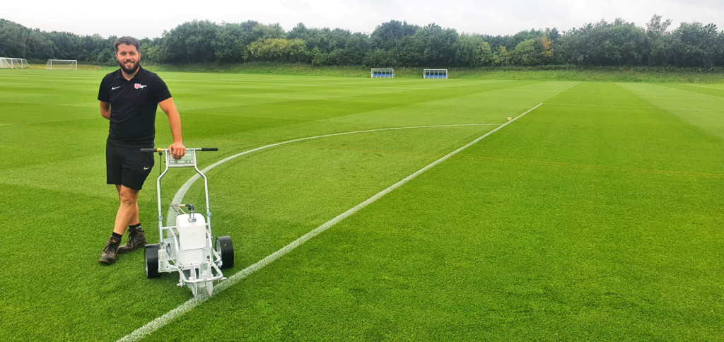 Durant près de 3 ans, Yann Pabbruwee s'est occupé des nombreuses pelouses de St George's Park.