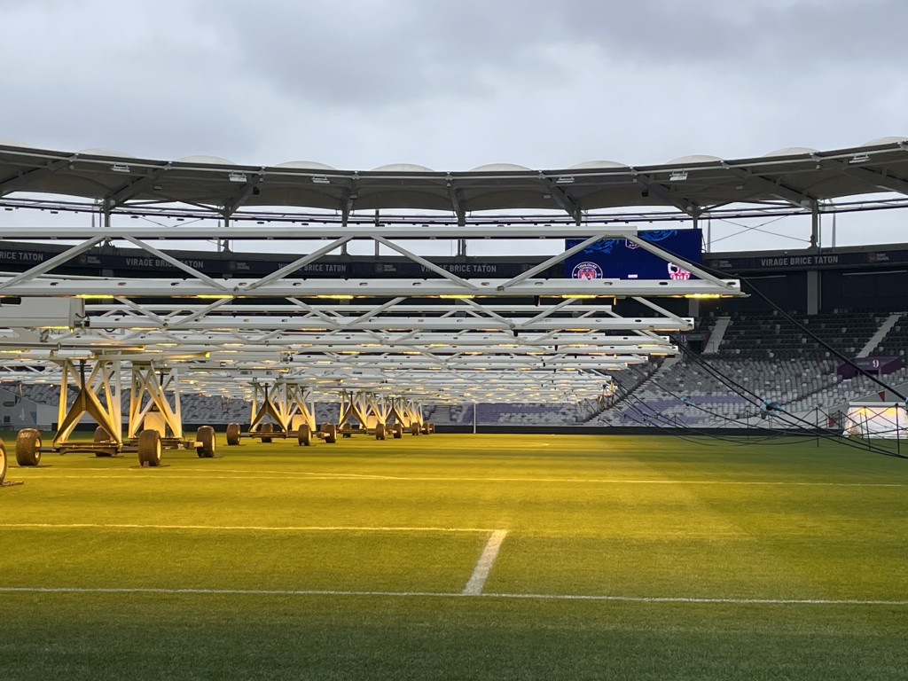 Dans l’optique de la Coupe du Monde de rugby 2023, la pelouse du Stadium de Toulouse va gagner en largeur. Les travaux débuteront fin mai, après le dernier match en Ligue 1 du TFC.