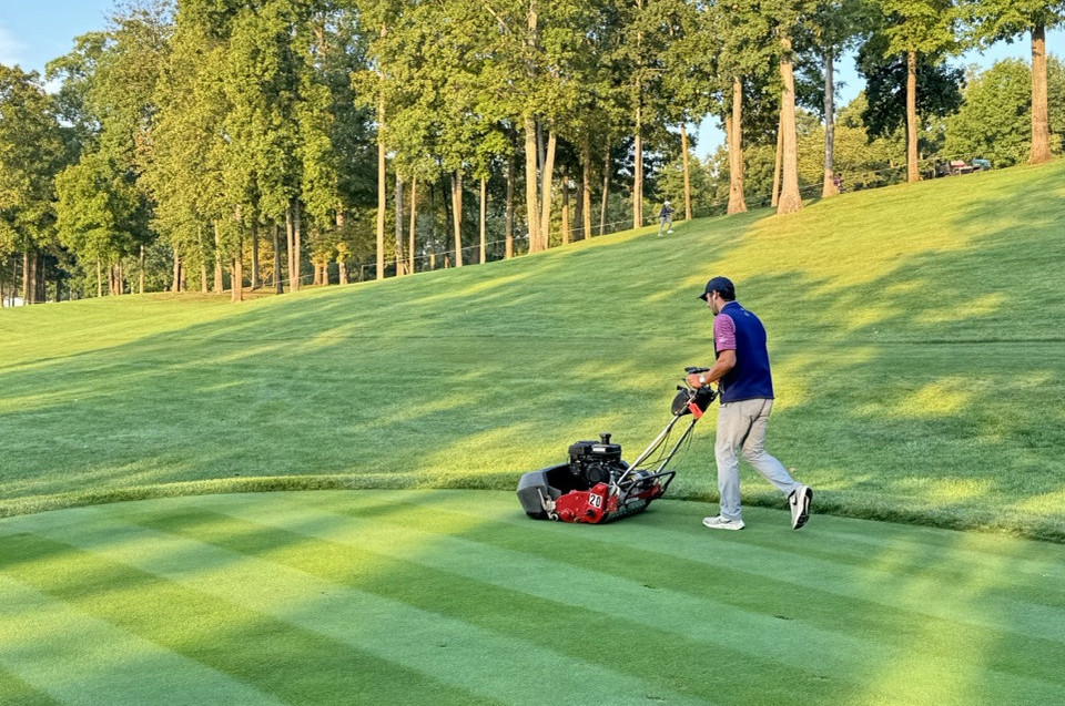 Tonte d'un départ pour la Solheim Cup au Robert Trent Jones Golf Club.