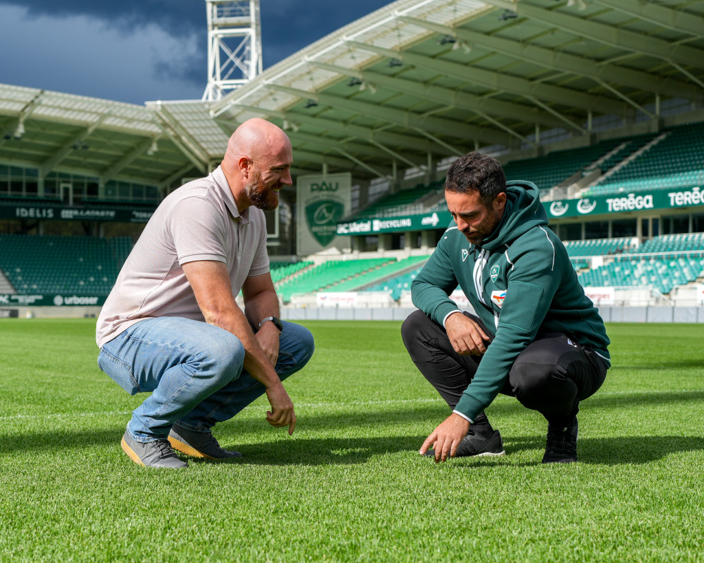 Hugo Viney-Thomas (à droite), responsable des aires de jeu de la Section Paloise et Jean Rouzaud, responsable du service terrains élites de la Communauté d’Agglomération Pau Béarn Pyrénées, collaborent pour offrir au club béarnais la meilleure pelouse possible.