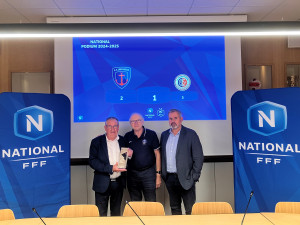 Marc Bigot (à gauche), maire de Concarneau, reçoit le prix pour la deuxième place au classement des pelouses de National. 