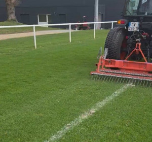 Une fois le terrain préparé, du sable 0/4 roulé lavé a été épandu au godet sableur afin d’améliorer la structure du sol, favoriser le drainage et corriger les défauts de planimétrie. Le passage de la brosse en deux passes a ensuite permis d’incorporer le sable dans le profil du sol. Le terrain a ensuite été regarni avec 120 kg de semences, semés en deux passes croisées avec un Overseeder 1575. Afin d’améliorer l’aération du sol et l’enracinement, un décompactage au Verti-Drain avec des pointes de 16 mm et un angle de 5° a été réalisé. Enfin, afin de favoriser la reprise du gazon, 200 kg d’engrais ont été répandus. Après le semis, le gazon a été tondu à l’hélicoïdale afin de stimuler le tallage, d’affiner la qualité du gazon et d’améliorer progressivement la planéité du terrain. « Un mois après l’intervention, le terrain présente une nette amélioration avec une densité renforcée et une planéité optimisée, offrant de meilleures conditions de jeu et une meilleure tenue dans le temps », conclut le jardinier centre d’entraînement d’Aucy Park.