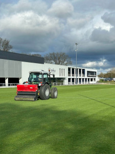 Une fois le terrain préparé, du sable 0/4 roulé lavé a été épandu au godet sableur afin d’améliorer la structure du sol, favoriser le drainage et corriger les défauts de planimétrie. Le passage de la brosse en deux passes a ensuite permis d’incorporer le sable dans le profil du sol. Le terrain a ensuite été regarni avec 120 kg de semences, semés en deux passes croisées avec un Overseeder 1575. Afin d’améliorer l’aération du sol et l’enracinement, un décompactage au Verti-Drain avec des pointes de 16 mm et un angle de 5° a été réalisé. Enfin, afin de favoriser la reprise du gazon, 200 kg d’engrais ont été répandus. Après le semis, le gazon a été tondu à l’hélicoïdale afin de stimuler le tallage, d’affiner la qualité du gazon et d’améliorer progressivement la planéité du terrain. « Un mois après l’intervention, le terrain présente une nette amélioration avec une densité renforcée et une planéité optimisée, offrant de meilleures conditions de jeu et une meilleure tenue dans le temps », conclut le jardinier centre d’entraînement d’Aucy Park.
