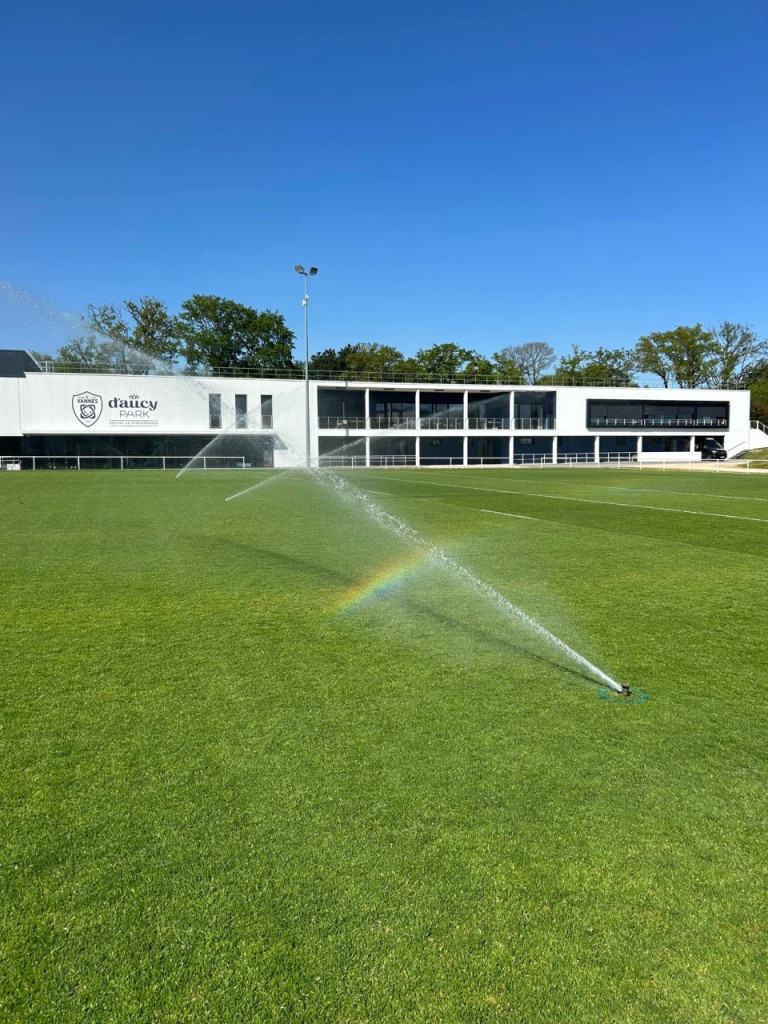 Au d’Aucy Park, le terrain d'entraînement du RC Vannes a fait l’objet d’une réfection complète comme le raconte Romain Dréano, jardinier du site.