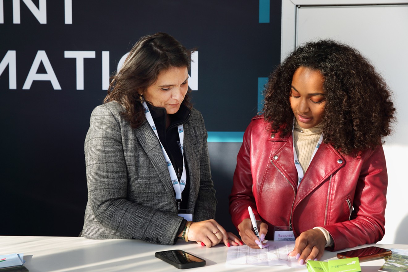 Sandra Saraiva (à gauche) est directrice commerciale pour Profield Events Group.