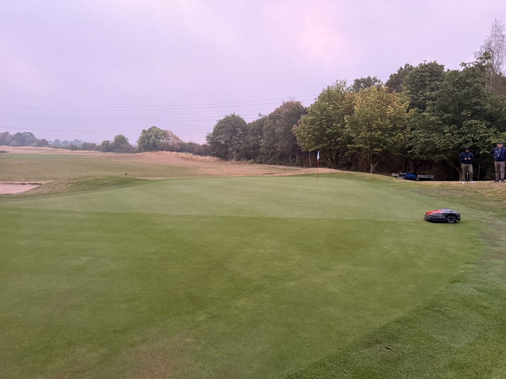 Equipé du balai à rosée, l'Automower 580L EPOS est capable de faire tomber la rosée matinale sur les greens.