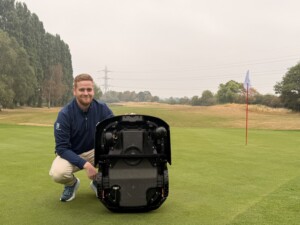 Erwan Le Cocq, Greenkeeper Specialist chez Husqvarna, a présenté le balai à rosée, un nouvel accessoire disponible en 2027 pour l'Automower 580L EPOS.