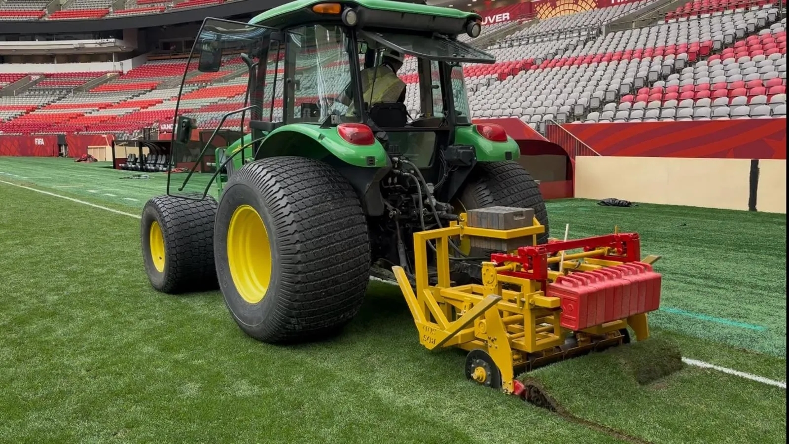 Quelques heures après le dernier match accueilli à Vancouver, la pelouse du BC Place a été retirée. Source : FIFA. 